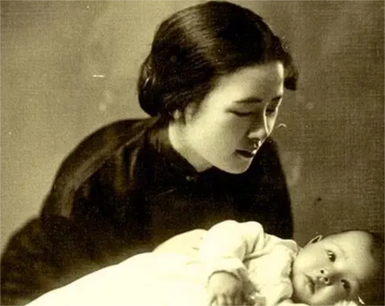 1955年，章士钊在北京菜市场闲逛，看到一卖卷烟的妇女，大吃一惊，连夜给毛主席写