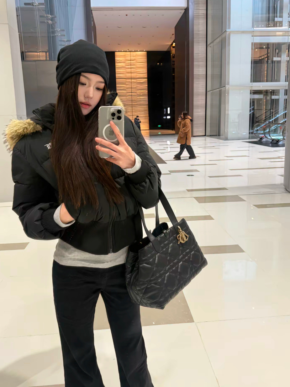 今年羽绒服的兜真是一个比一个高