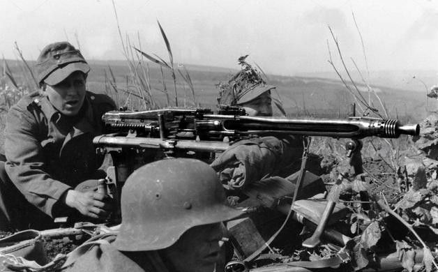 MG-42横行之时，当时二战各国的弹匣轻机枪的火力完全不是其对手。

德军这个时