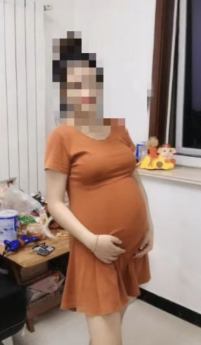 枉为人！12月7日，湖南，女子怀孕8个月，发现丈夫给女主播刷礼物，忍不住打了他三
