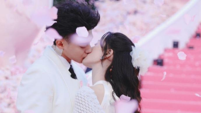 黄子韬大胆示爱：向徐艺洋浪漫求婚，娱乐圈新恋情曝光！
