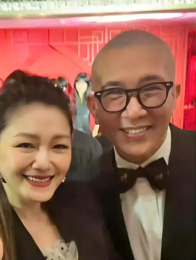 大s露面，
她的脸已经具俊晔化，
两人看着像是同龄人。
但是依然跟光头你侬我侬，