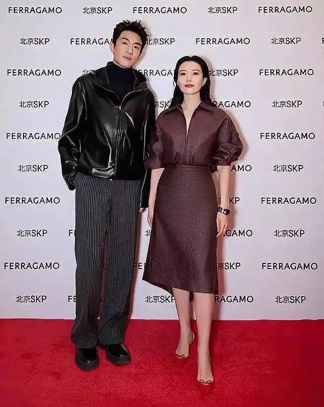 粉丝们那叫一个疯狂，冲着林更新声嘶力竭地喊“老公”。林更新一听，嘴角不受控制地咧