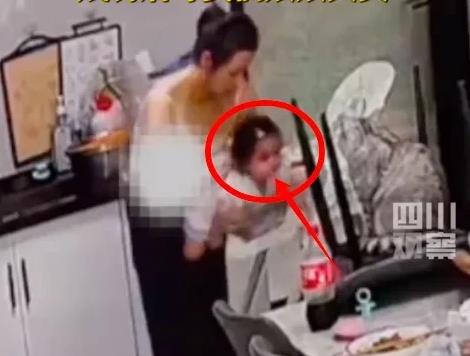 四川，8个月大的女婴吃“咬咬乐”时突然被卡嗓子，无法呼吸小脸通红！危机时刻，妈妈