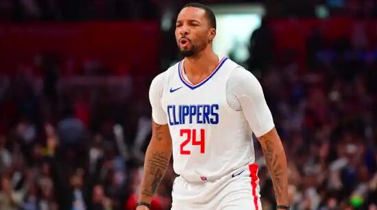 巴克利和奥尼尔在TNT节目中谈鲍威尔未入选全明星。巴克利称鲍威尔表现出色，达生涯