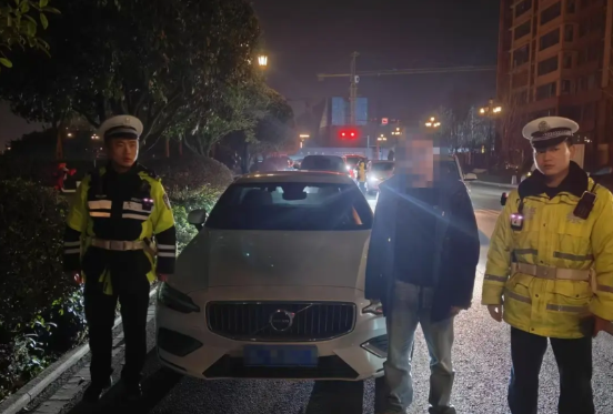 【深夜侥幸醉驾上路，依法严处！】
2025年2月14日，乐山市公安局交警支队直属