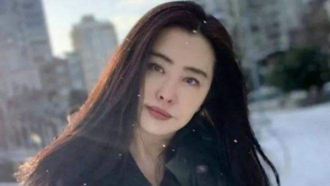 王祖贤罕见发自拍，却遭网友吐槽：外国人，科技脸，为什么不能优雅地老去！