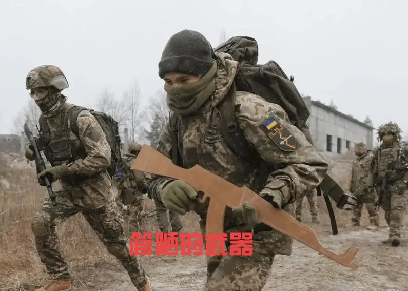 俄乌战场一张照片广受关注，
乌克兰武器弹药严重短缺，
个别士兵竟然用仿真枪，
并