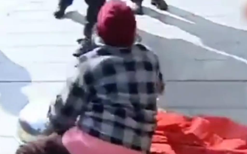 为了逼女儿将房子过户给刚出狱的儿子，老人在女婿单位敲锣打鼓大哭大闹，女婿：我们已