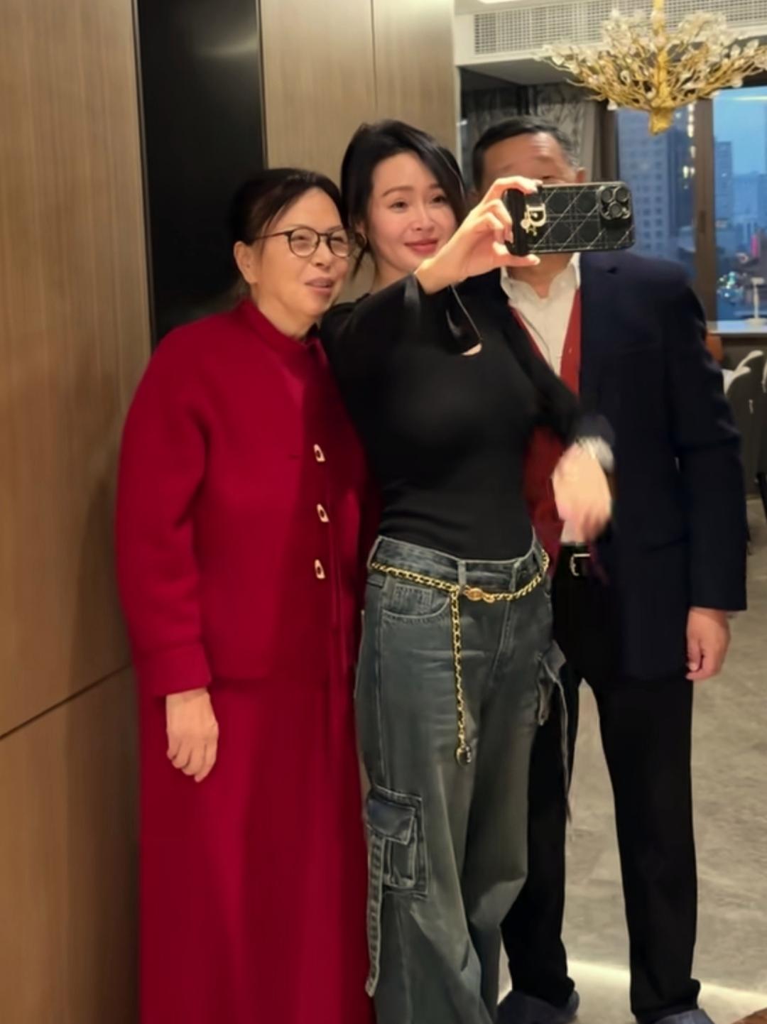 于明加中秋节的时候陪着父母在上海逛城隍庙。
老爷子东北人，退休前在长春交警队任领