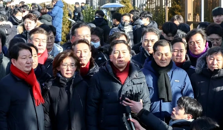 据韩联社报道，今天下午，尹锡悦在被捕前会见了访问其官邸的人民力量议员，与会时间达