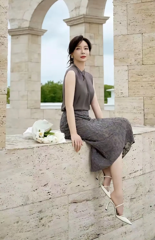 她是内地著名的影视女演员，身材高挑，气质优雅，曾在《新上海滩》中饰演方艳芸一角，