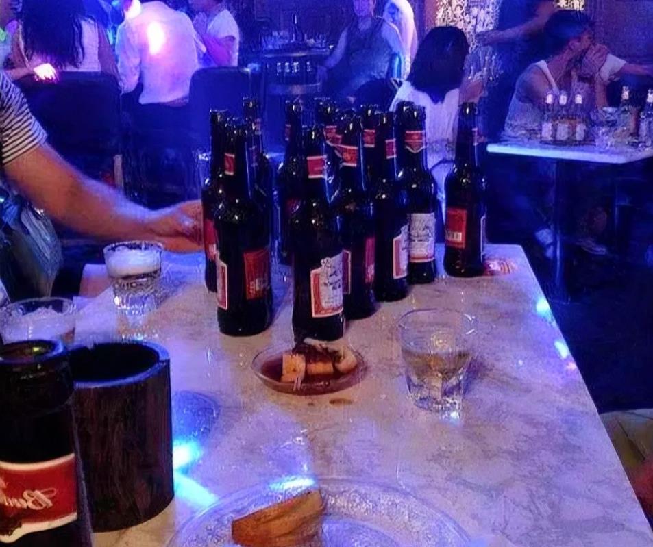 陕西合阳，女子分手后与闺蜜到酒吧喝酒。前男友得知并也来到酒吧后，不愿意离开。女子