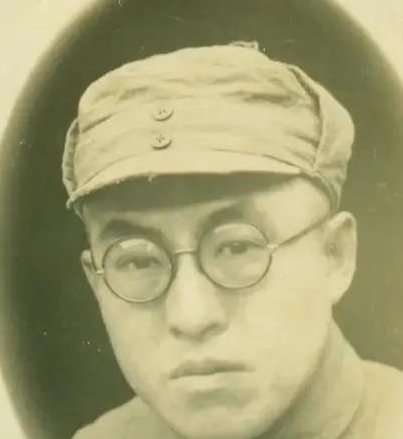 1942年，神枪手王凤麟遭叛徒出卖，被日军围在山上，打到只剩一颗子弹时，他犹豫了