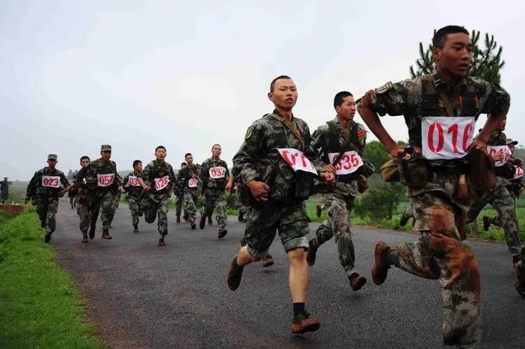 现代战争还需不需要跑武装五公里？

但凡当过兵，主要是步兵的都知道，这套以跑步为