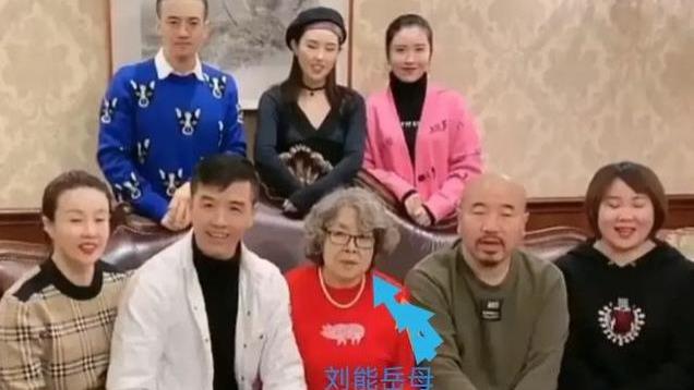 李琳晒美照，发文疑似原谅继子，王亮透露父母小年夜登台演出