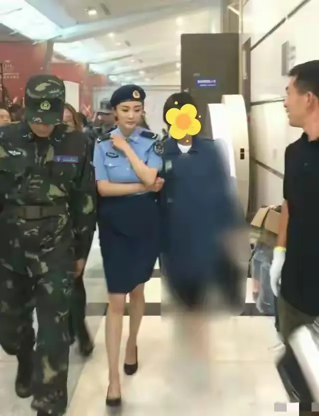 人群中的杨幂警官...