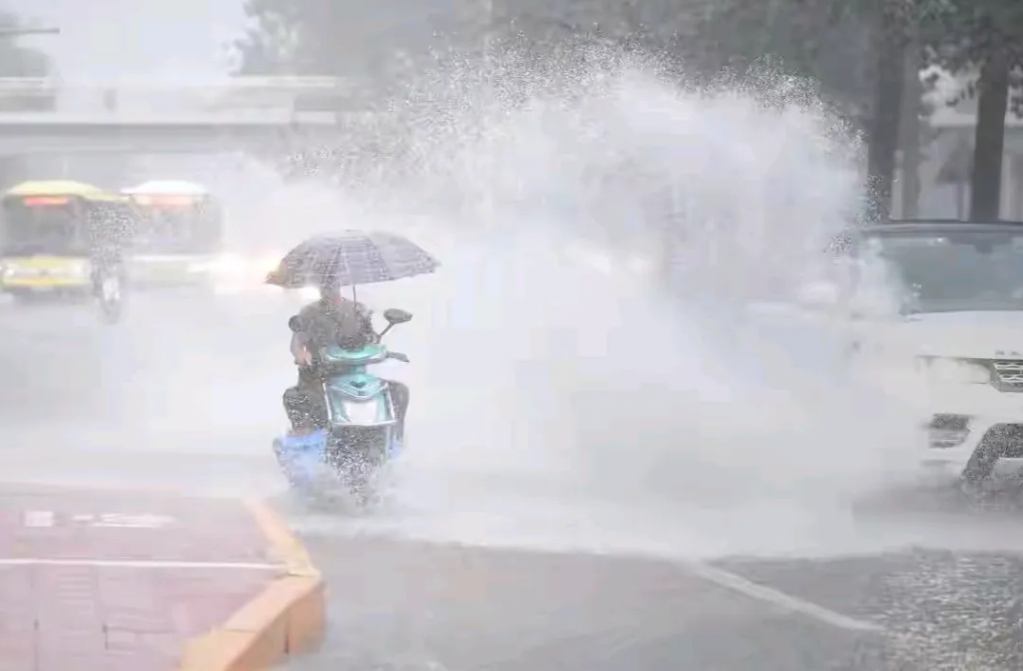 北京今晨来了场大雨，能见度10米多，路上的车速都很慢，双闪灯亮了一片，高架路上都