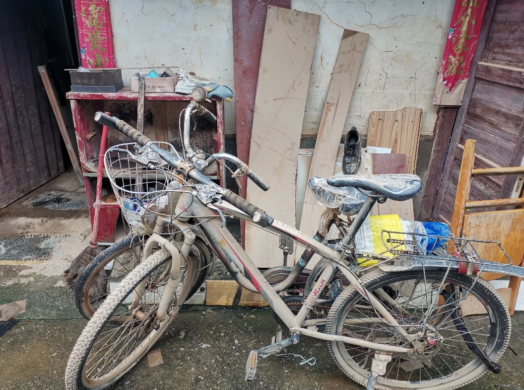 洪水过后的桂林基本恢复了正常的生产生活，城市也清理得很干净了，街道上的商铺干净整