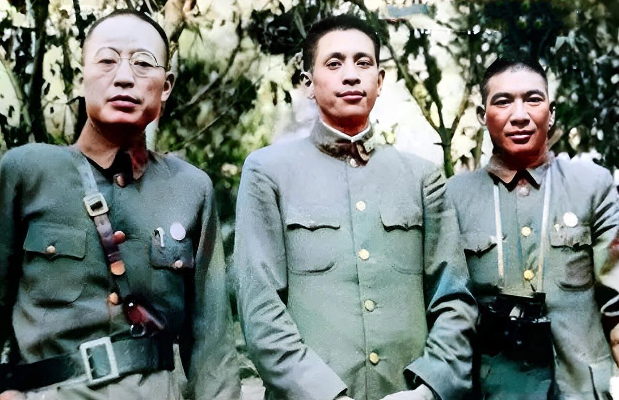 抗战中，八十八师师长孙元良（中）、参谋长陈素农（左）与副师长冯圣法（右）。此三人
