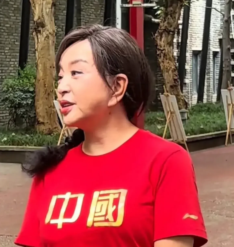 很多人在关注刘晓庆的耳垂。
图一是庆奶近几年的照片，耳垂确实大、长，有人说是医美