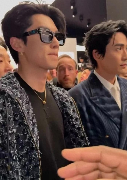 宝子们，今天必须得说个大惊喜！朱一龙和王鹤棣两大男神同框看秀啦😍！


现场的
