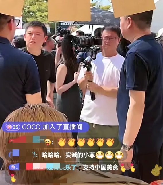 麻六记迎来驻日大使亲临
而且试吃
还有河南电视台的采访
菲总接地气
谈吐生风
还