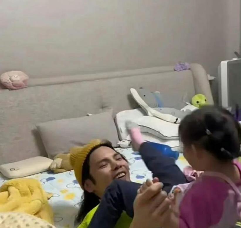 向佐每次发自拍，家里都挺乱的，有钱人家里都这么乱吗？