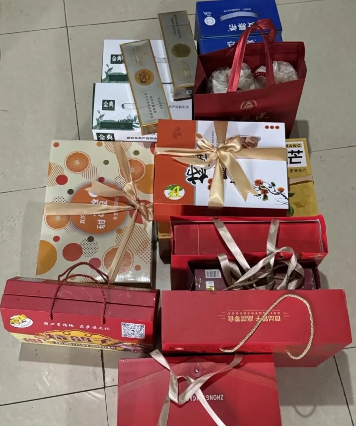 女儿带他男朋友回来了！两人谈了两年多了，这是第一次领回家，两人大包小包带了好多，