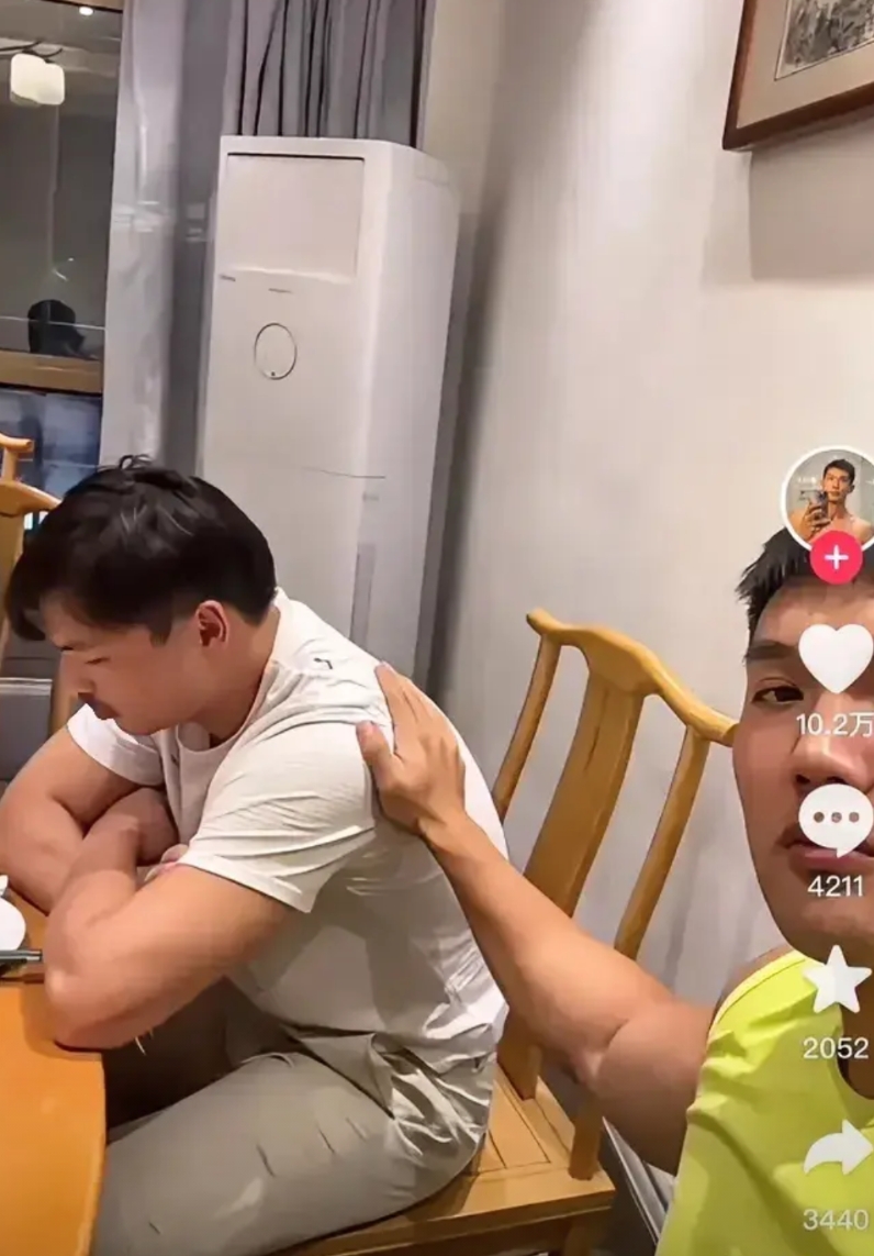 怪不得嘴哥开播试水，原来是骑虎难下？
三只羊闹解约，十亿违约金，谁顶得住啊？
可