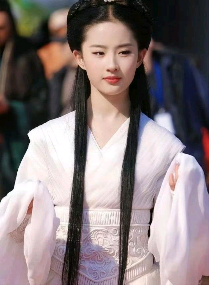 18岁的刘亦菲，永远的小龙女，据说光这个小烟熏眼妆就画了7层