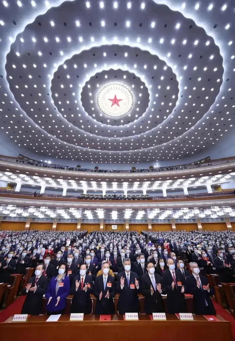两会盛大召开在即，建议代表们提交以下几个方案：
一、提高农村养老金待遇；
二、尽