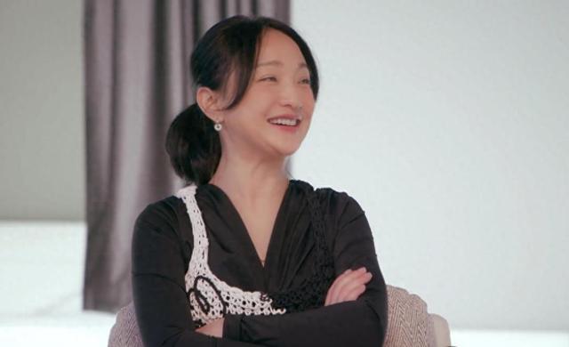 周迅：老花眼镜下的真实艺术与生活体验