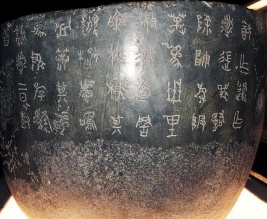 1948年底，蒋介石败走台湾，因为飞机超载，便把一些大石头给扔了下去，可让他后悔