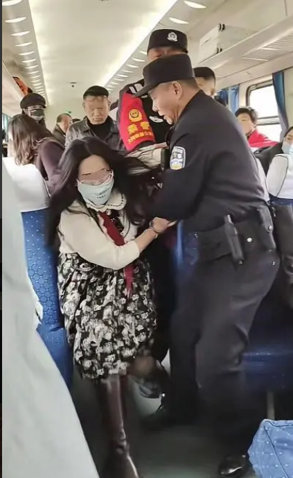 近日，女子火车霸座规劝无果，被警察上手铐带走撒泼尖叫喊救命！网友：这副银手镯凭实