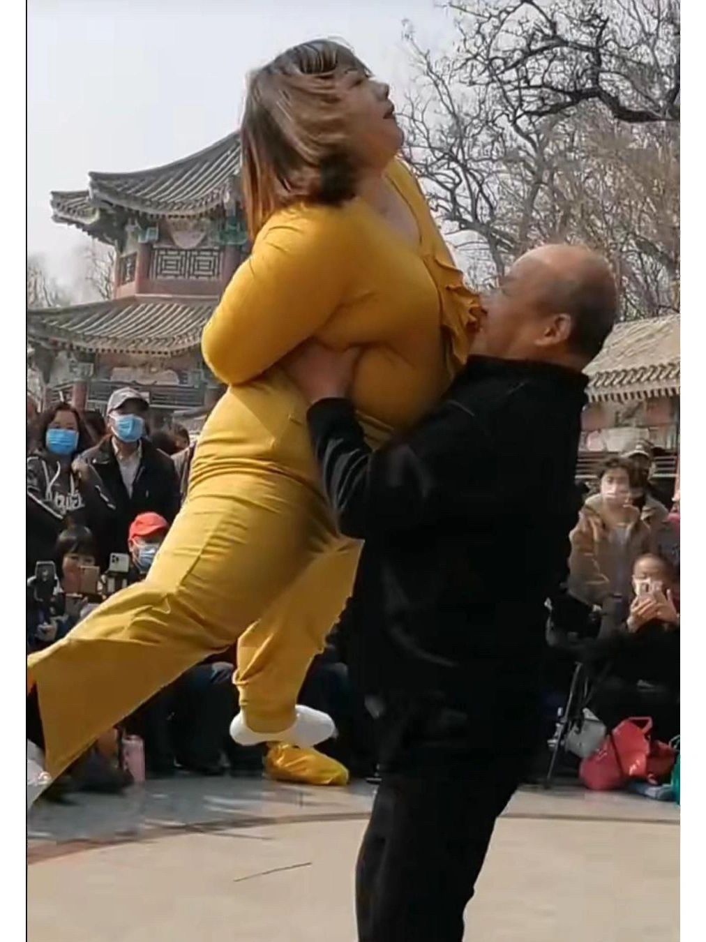 大叔退休后，在广场舞上继续发挥余热，看大叔的臂力，不比30岁的小伙子差~