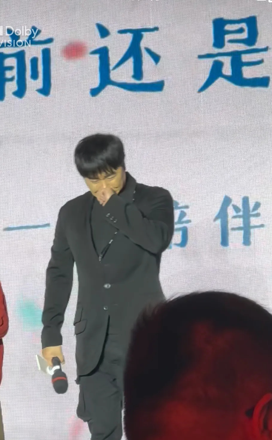 陈思诚激动落泪！
在电影《唐探1900》发布会上，陈思诚谈到自己在社交平台看到很