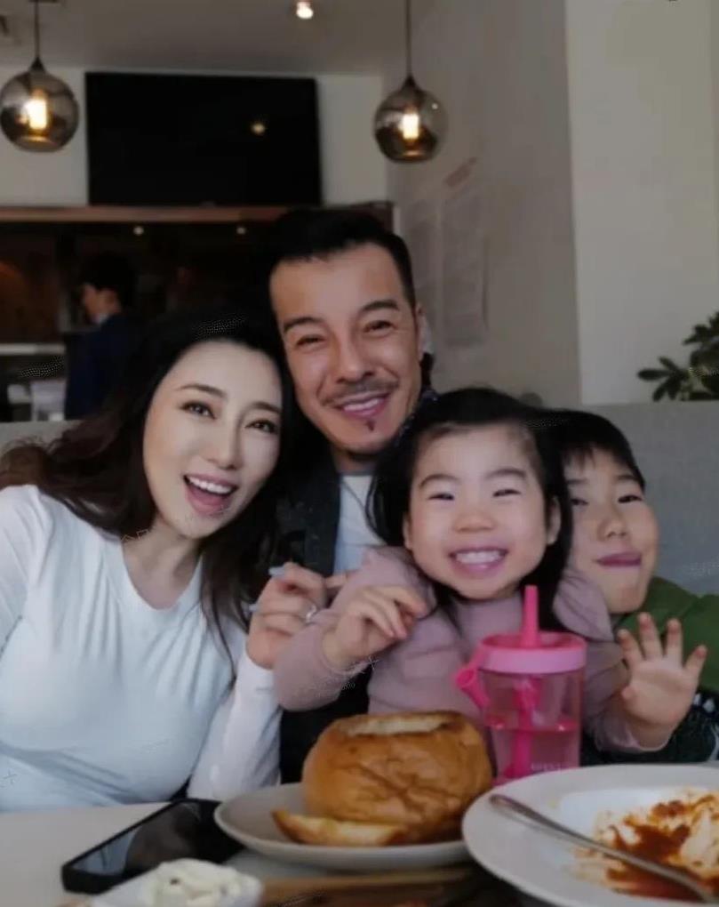 看海一天一家多幸福，妻子和一双儿女围在他身边看着太温馨了。其实演员无所谓名气大小