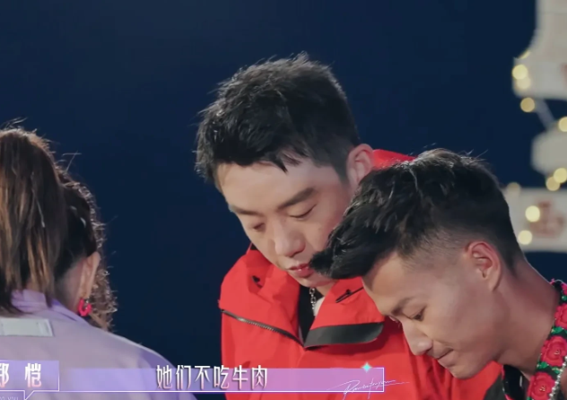 开饭前，着急吃饭的阿Sa问着摊主:“这个是什么？”

摊主不是很确定:“这个是猪