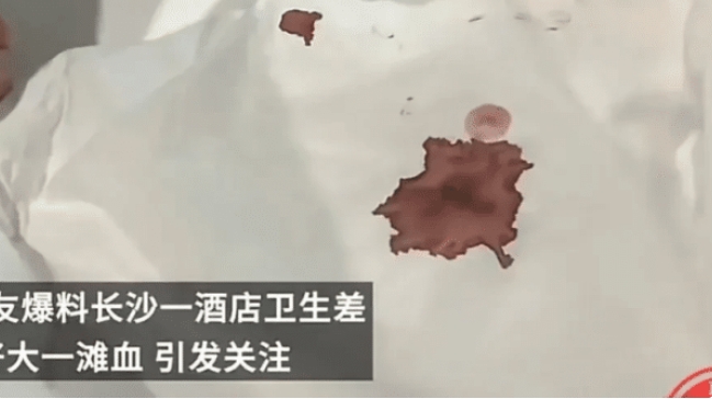 湖南长沙，一女子和男友入住酒店后，男友在客房内向女子进行了求婚，随后二人愉快的度