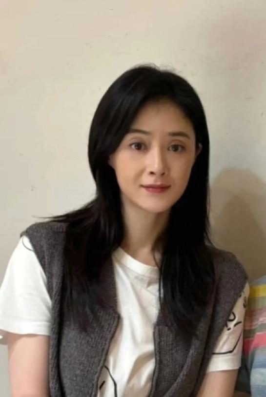 蒋欣瘦身后和网友合照，怼脸拍这状态是真好，皮肤白皙细腻，大眼睛高鼻梁，哪怕有微微