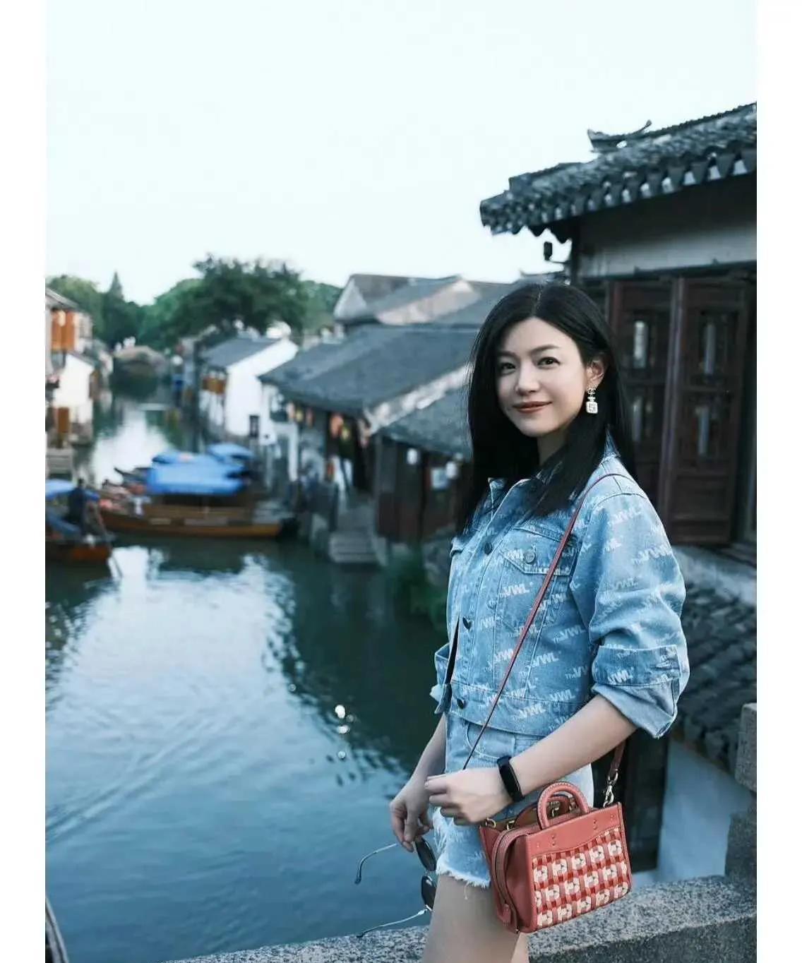 陈妍希以其独特的气质在娱乐圈中独树一帜，无论是荧幕前的温婉形象，还是日常生活中的