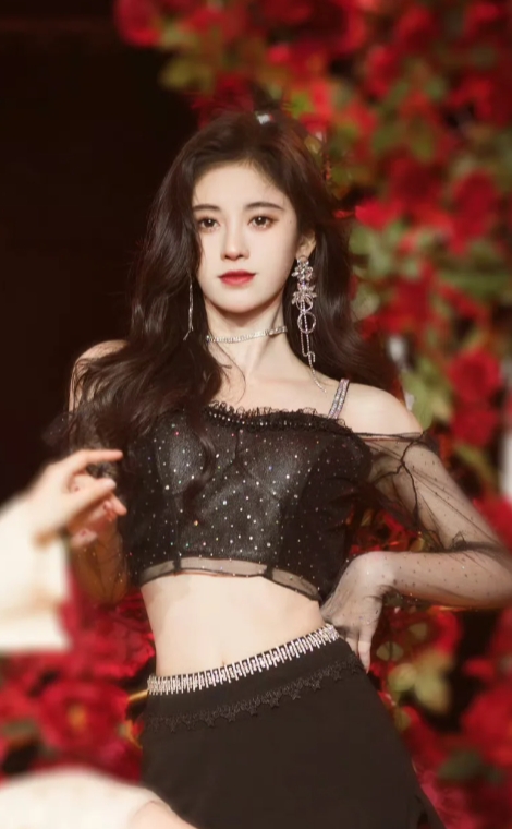 鞠婧祎容貌娇美