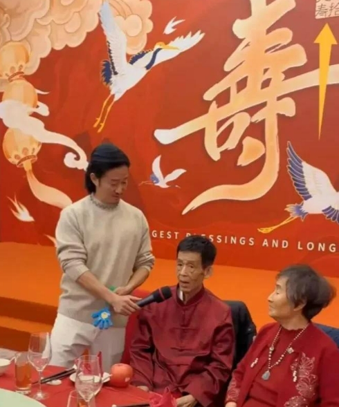 吴京可是个大孝子，最近他精心为父亲筹备 80 大寿。现场那叫一个热闹，桌上摆放着