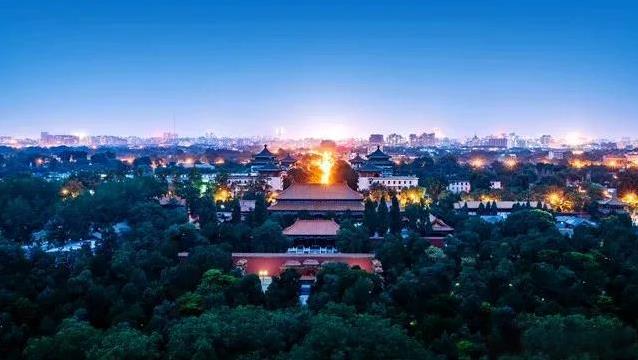 中国始终坚持走和平发展道路，倡导通过对话、协商解决国际争端和问题，推动构建人类命
