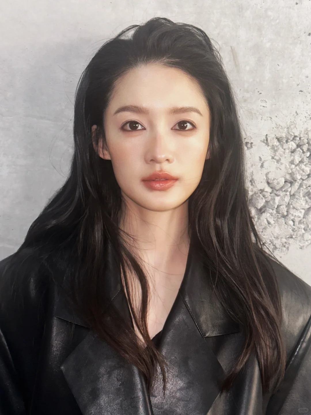 李沁✖️全包眼线妆✨
这次和沁沁合作wonderland 的杂志封面 给沁沁设计