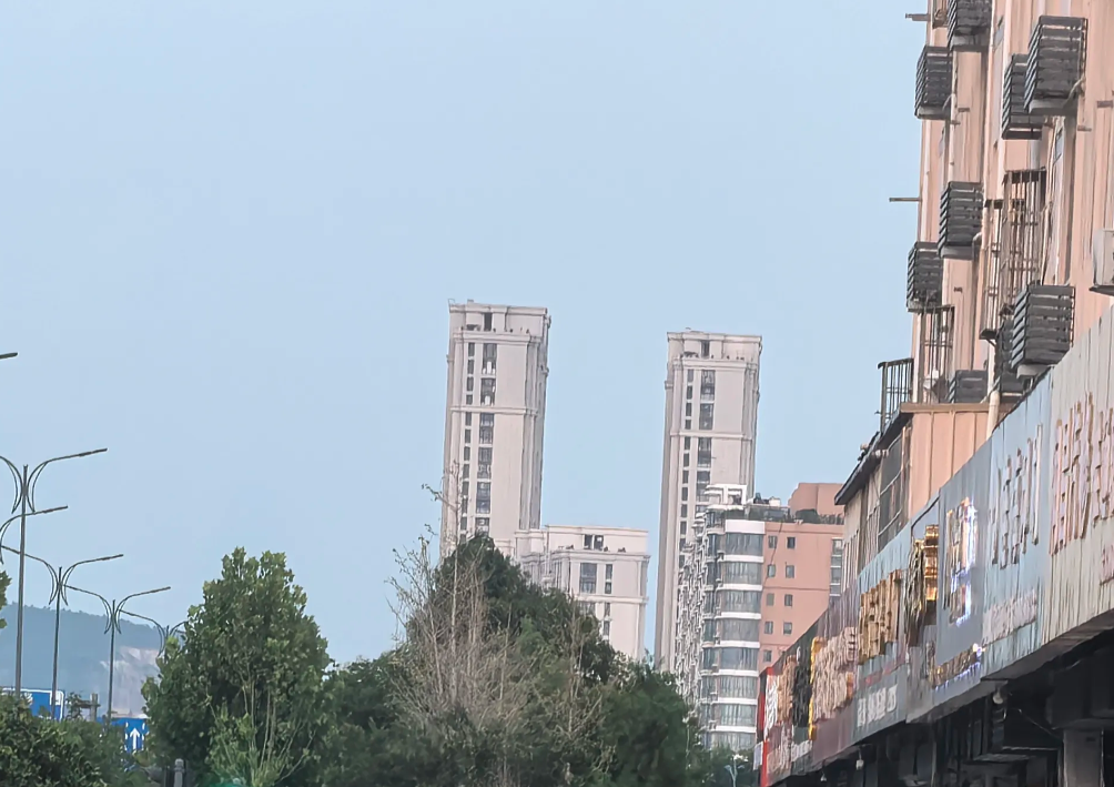 你发现了吗？
在农村，
凡是外出打工的青壮年男子，
一问工资，
都是一万多块钱，