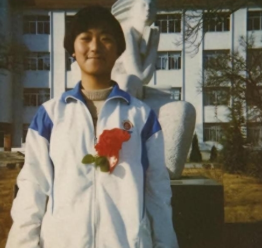 辽宁大连，2000年，一对农村夫妇借7万元，将女儿送出国留学，没想到，此后女儿人