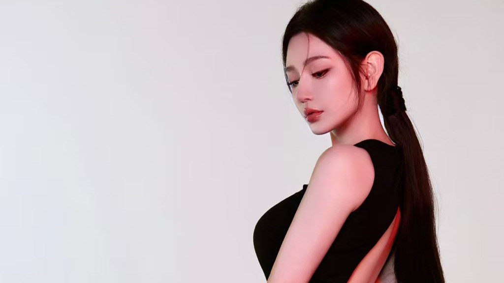 面容精致姣好的黑裙少女