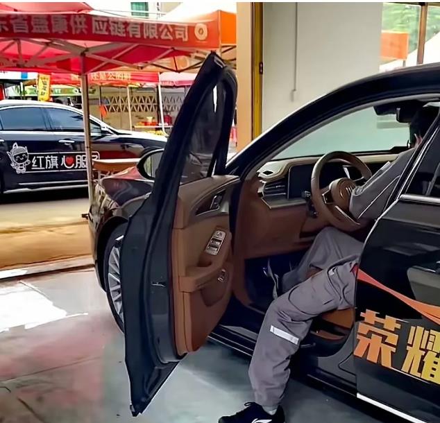 全红婵的红旗车坏掉了
红旗维修师傅上门维修，原因让人哭笑不得原来是这车一直放在车
